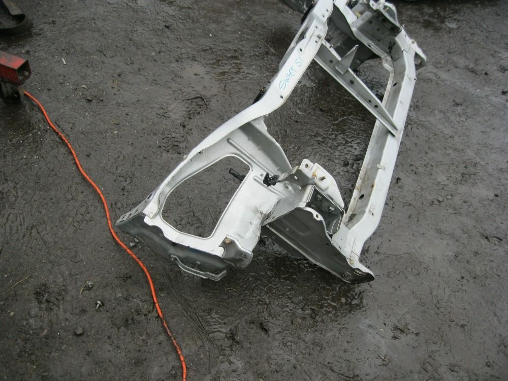 Рамка радиатора Swift 2000-2004 HT51S