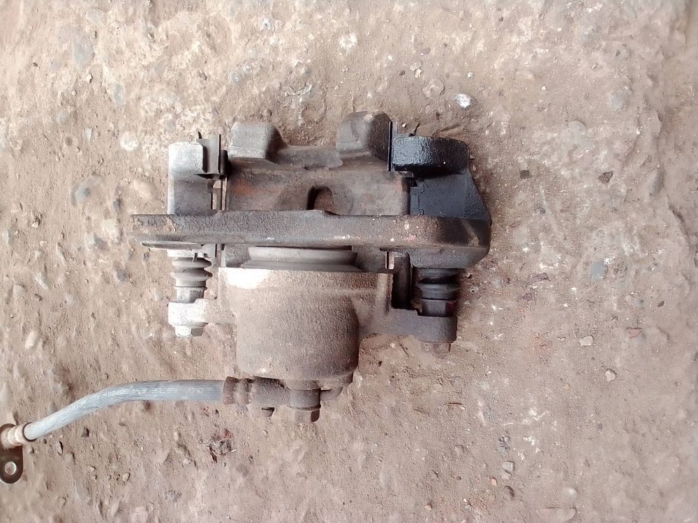 Суппорт тормозной правый Vitz 1999-2005 SCP10