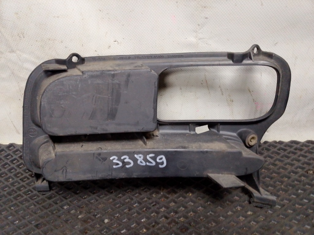 Оправа туманки правая передняя правая Avensis 2004 AZT250 1AZFE