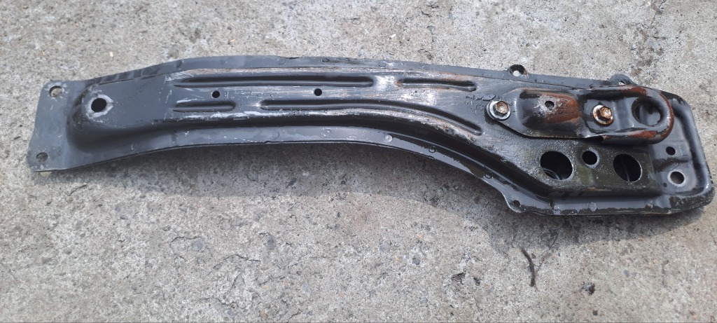 Балка продольная под ДВС передняя Pontiac Vibe ZZE136 1ZZFE