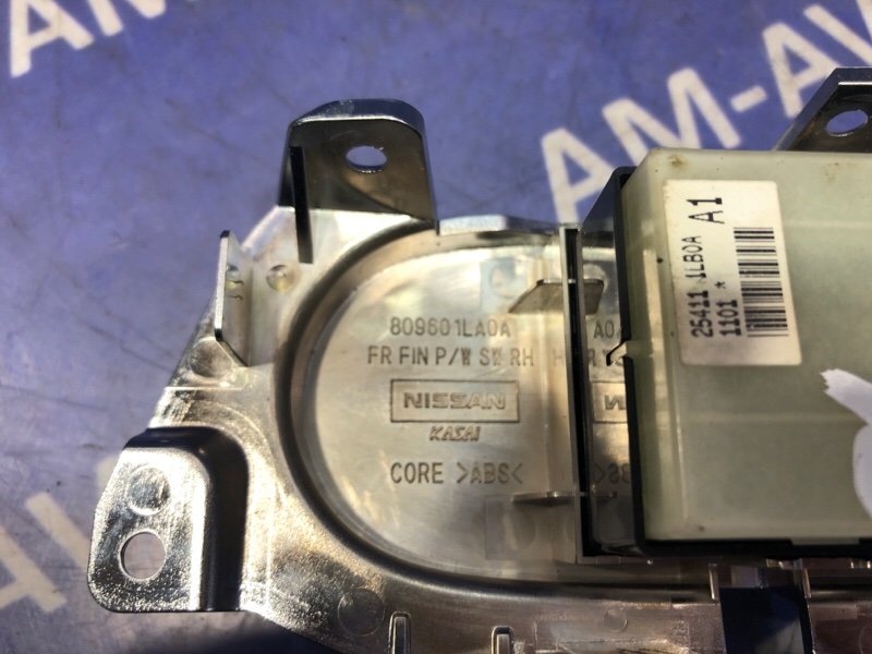 Кнопка стеклоподъемника передняя правая QX56 2012 Z62 VK56VD