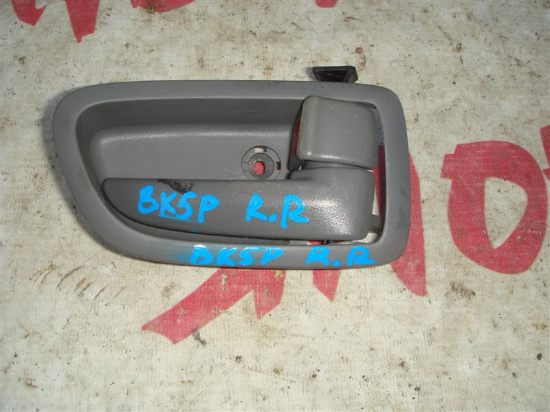 Ручка двери внутренняя Mazda Axela BK5P ZYVE задняя правая (б/у)