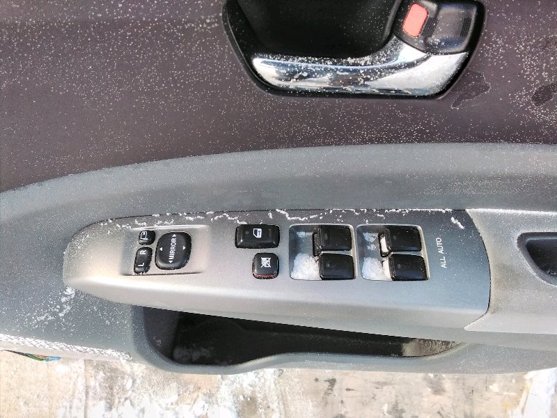 Блок упр. стеклоподьемниками Toyota Prius NHW20 1NZ-FXE передний правый (б/у)