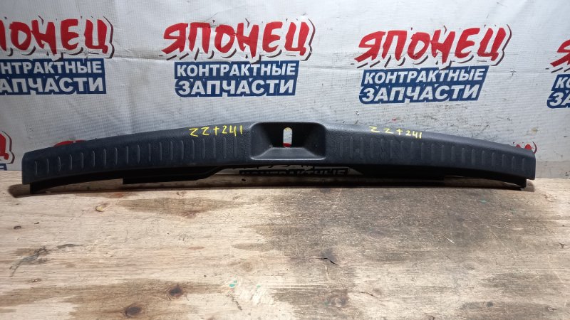 Накладка замка багажника Toyota Caldina ZZT241 1ZZ-FE (б/у)
