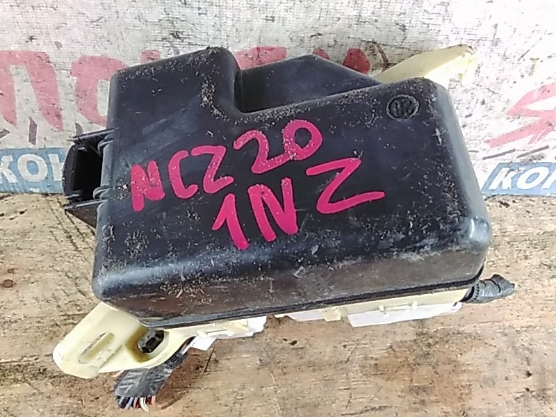 Блок предохранителей под капот Toyota Raum NCZ20 1NZ-FE (б/у)