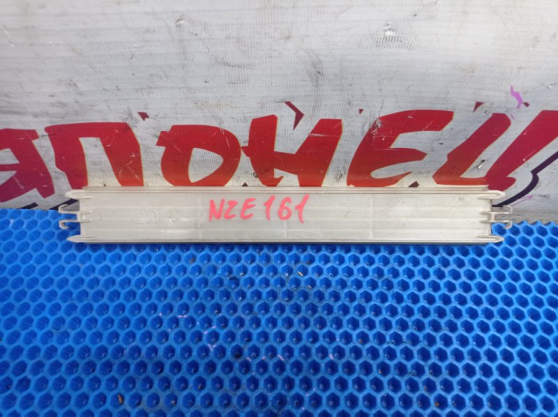 Крышка салонного фильтра Toyota Corolla Fielder NZE161 1NZ-FE (б/у)