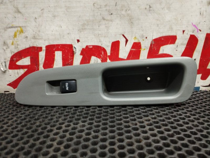 Кнопка стеклоподъемника Toyota Sienta NCP81 передняя левая (б/у)