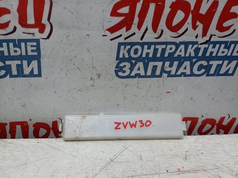 Крышка салонного фильтра Toyota Prius ZVW30 2ZR-FXE (б/у)