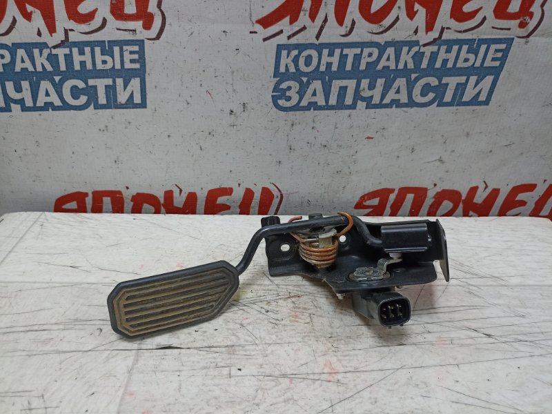 Педаль газа Toyota Wish ZNE10 1ZZ-FE (б/у)