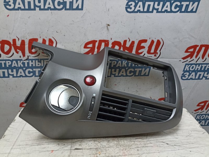 Консоль магнитофона Honda Stream RN8 R20A (б/у)