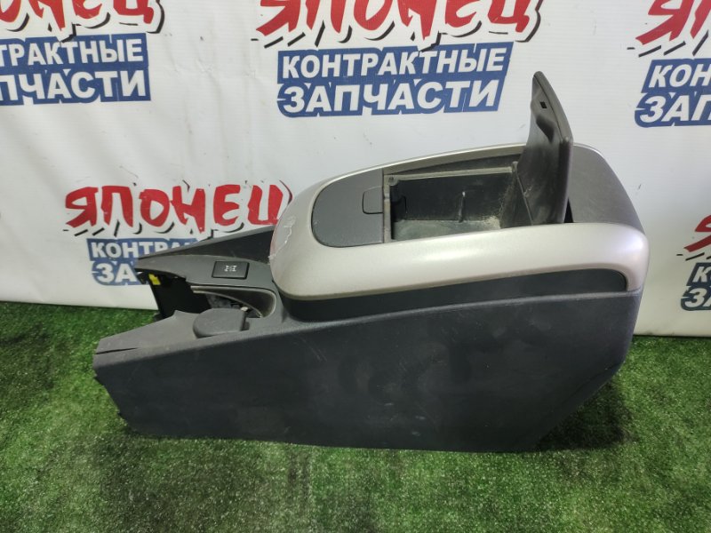 Бардачок между сиденьями Toyota Auris NZE154 1NZ-FE (б/у)