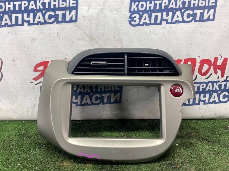 Консоль магнитофона Honda Fit GP1 LDA (б/у)