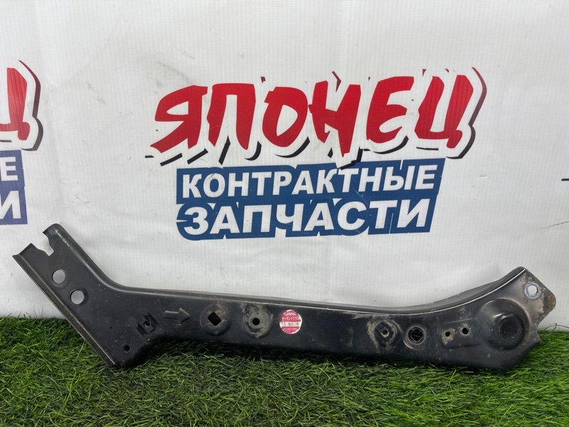 Накладка на рамку радиатора Nissan Xtrail DNT31 M9R передняя правая (б/у)