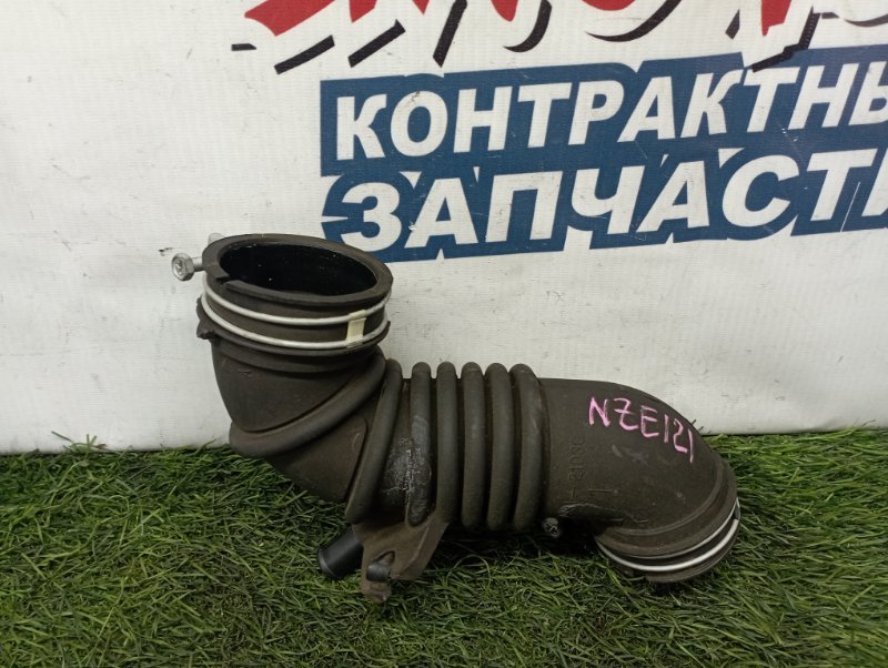 Патрубок воздушного фильтра Toyota Allex NZE121 1NZ-FE (б/у)