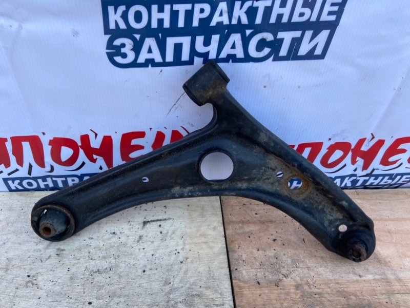 Рычаг нижний Toyota Vitz NCP13 1NZ-FE передний правый (б/у)