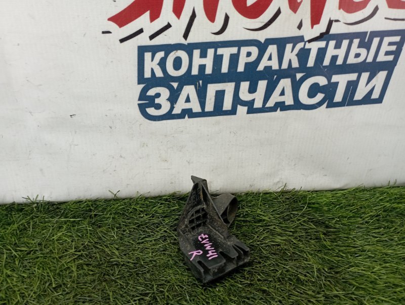Крепление бампера Toyota Prius Alpha ZVW41 2ZR-FXE заднее правое (б/у)