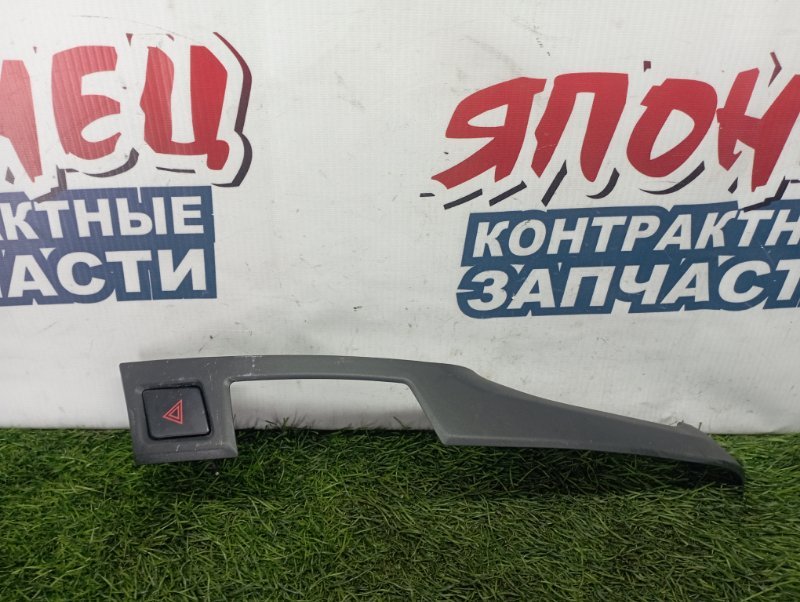 Накладка на торпеду Toyota Vitz KSP90 1KR-FE передняя правая (б/у)