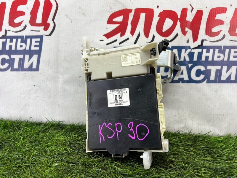 Блок предохранителей салона Toyota Vitz KSP130 1KR-FE (б/у)