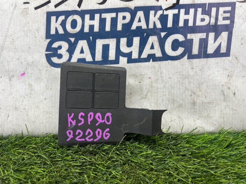 Консоль между сидениями Toyota Vitz KSP90 1KR-FE (б/у)