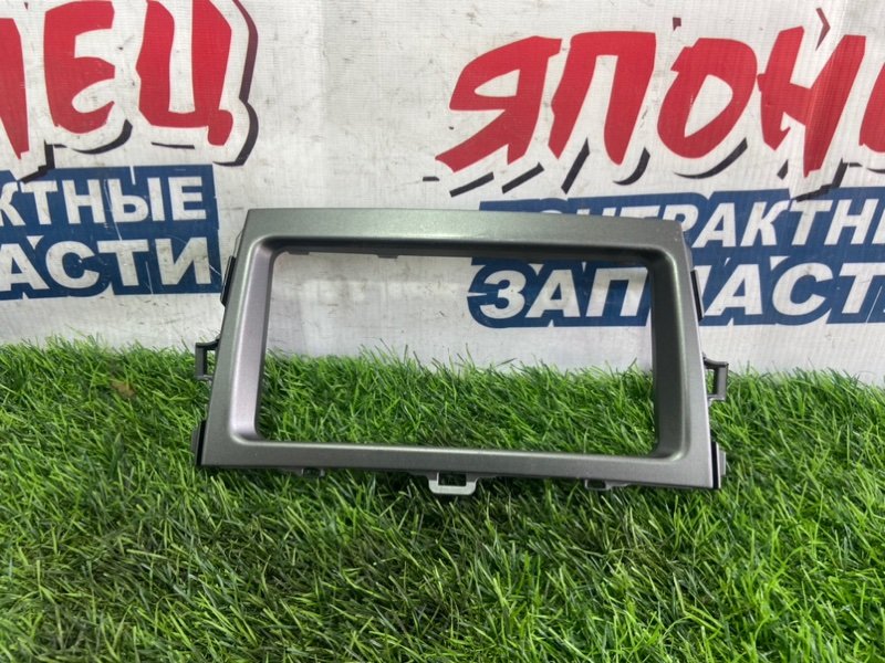 Консоль магнитофона Toyota Corolla Fielder NZE144 1NZ-FE (б/у)
