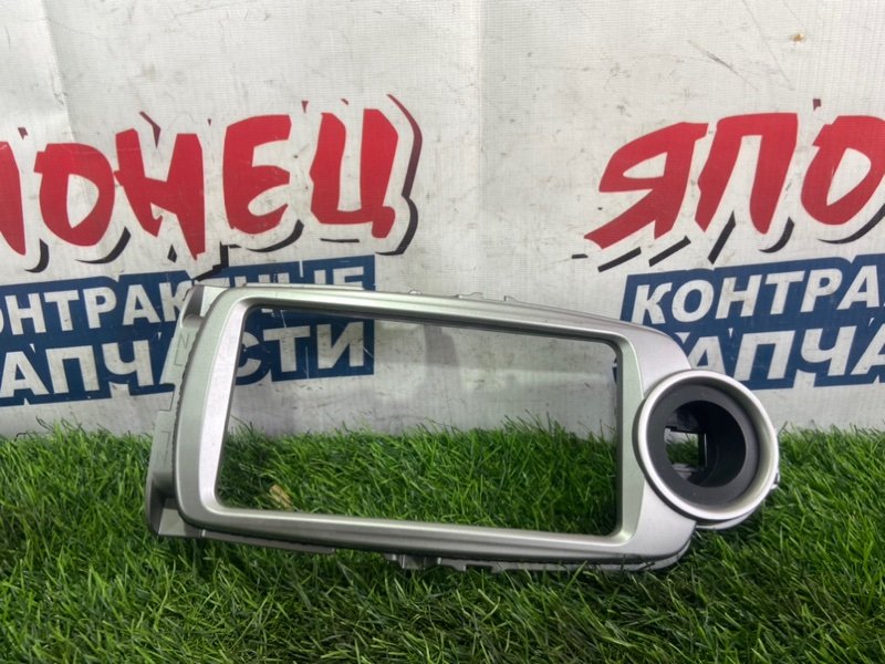 Консоль магнитофона Toyota Vitz KSP130 1KR-FE (б/у)