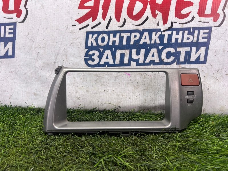 Консоль магнитофона Toyota Ractis NCP100 1NZ-FE (б/у)