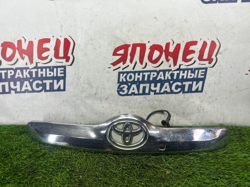 Накладка 5-й двери Toyota Ractis NCP100 1NZ-FE (б/у)