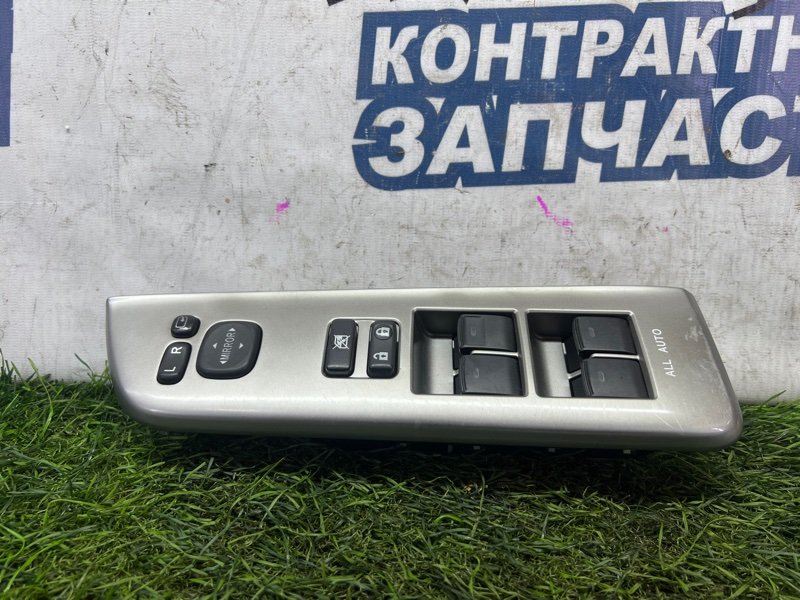 Кнопка стеклоподъемника Toyota Voxy ZRR75 3ZR-FAE передняя правая (б/у)