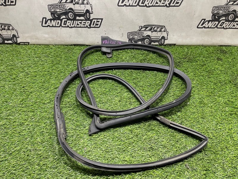 Уплотнитель двери Toyota Land Cruiser VDJ200 1VD-FTV передний правый (б/у)