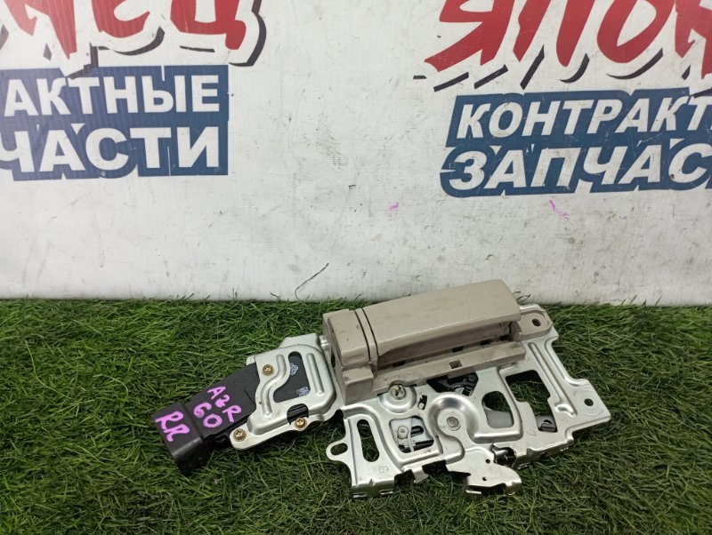 Ручка двери внутренняя Toyota Noah AZR60 1AZ-FSE задняя правая (б/у)