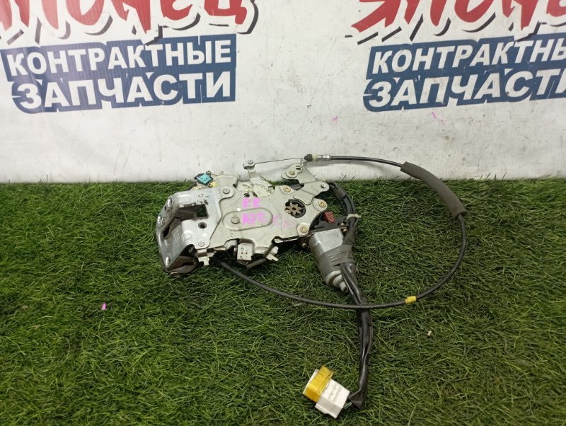 Замок двери Toyota Noah AZR60 1AZ-FSE задний правый (б/у)