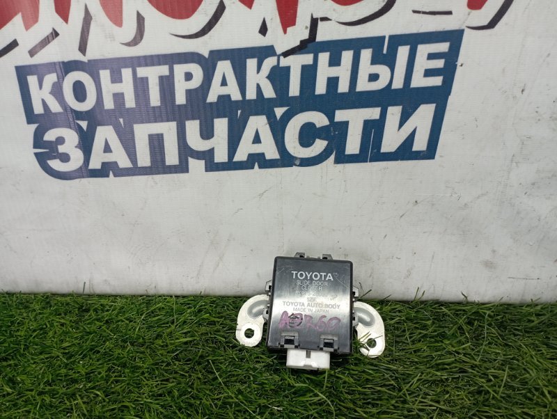 Блок управления дверьми Toyota Noah AZR60 1AZ-FSE задний правый (б/у)
