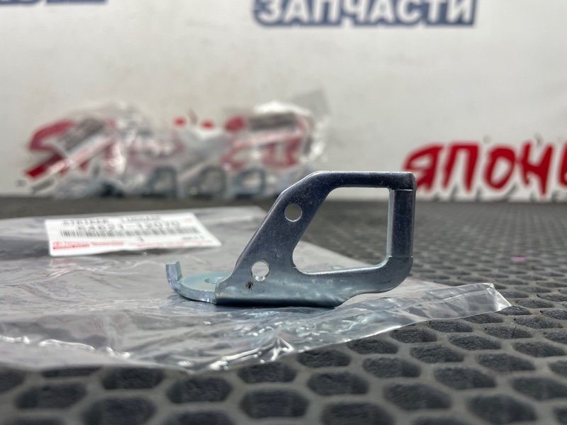 Петля замка багажника TOYOTA COROLLA NZE121 1NZ-FE