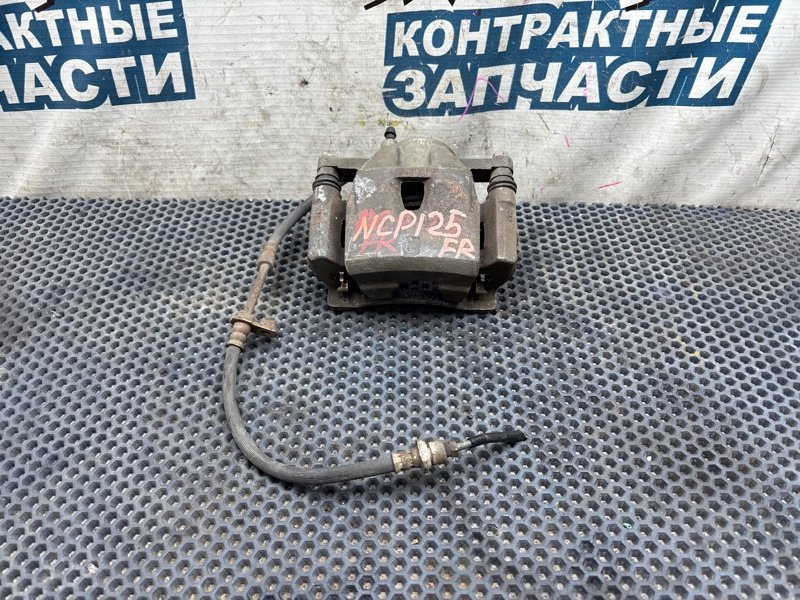 Суппорт TOYOTA RACTIS NCP125 1NZ-FE передний правый (б/у)