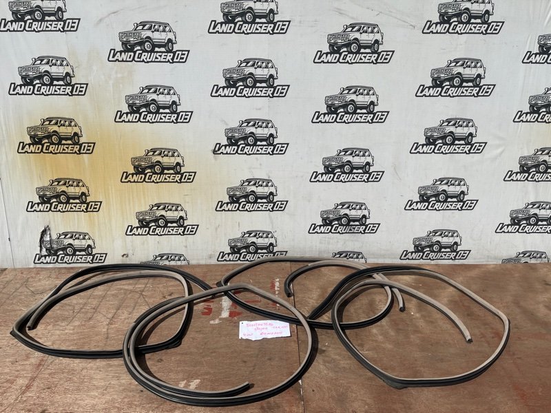 Уплотнитель двери TOYOTA LAND CRUISER UZJ100 2UZ-FE (б/у)