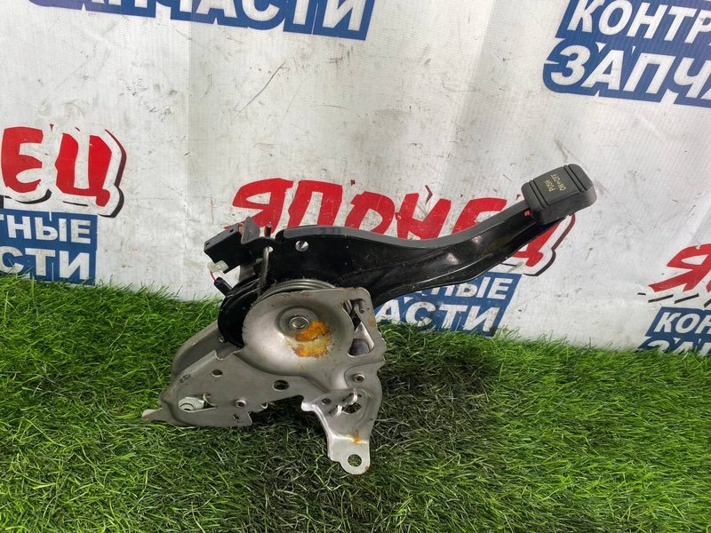 Педаль ручника TOYOTA RACTIS NCP125 1NZ-FE (б/у)
