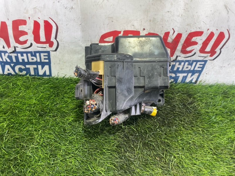 Блок предохранителей под капот Toyota NOAH AZR60 1AZ-FSE (б/у)