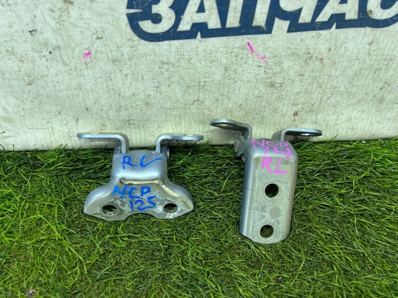 Петля двери TOYOTA RACTIS NCP125 1NZ-FE задняя левая (б/у)