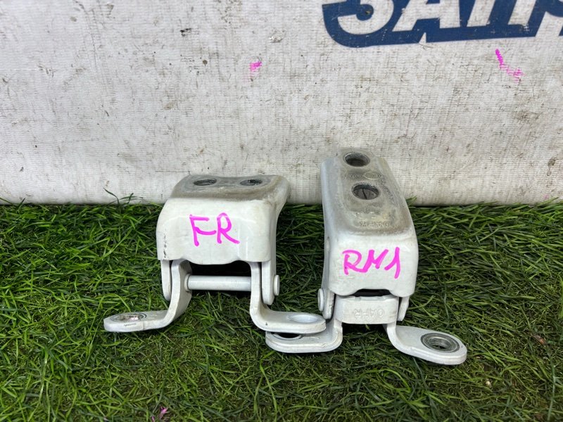 Петля двери HONDA CRV RM1 R20A передняя правая (б/у)