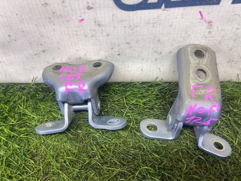Петля двери TOYOTA RACTIS NCP125 1NZ-FE передняя правая (б/у)