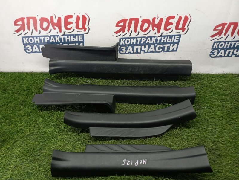 Накладка на порог TOYOTA RACTIS NCP125 1NZ-FE (б/у)