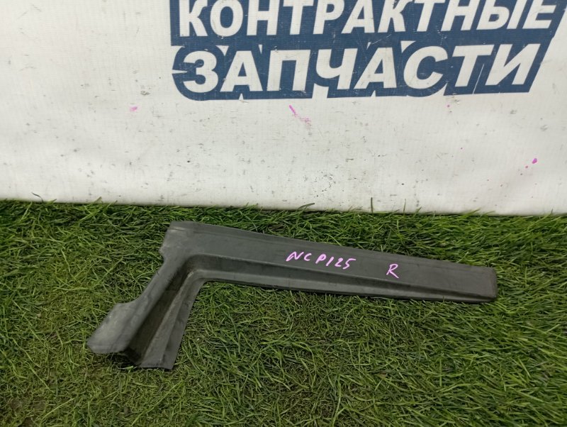 Уголок решетки под дворники TOYOTA RACTIS NCP125 1NZ-FE правый (б/у)