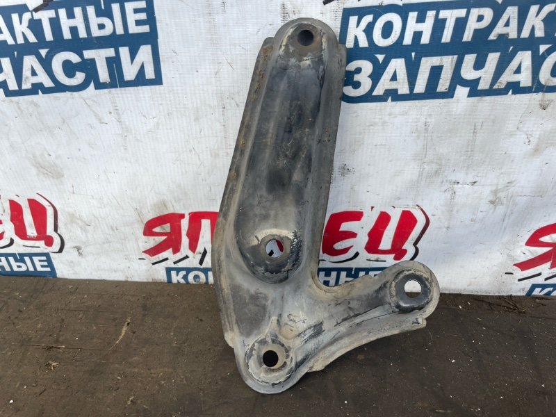 Крепление балки подвески TOYOTA NOAH AZR60 1AZ-FSE переднее правое (б/у)