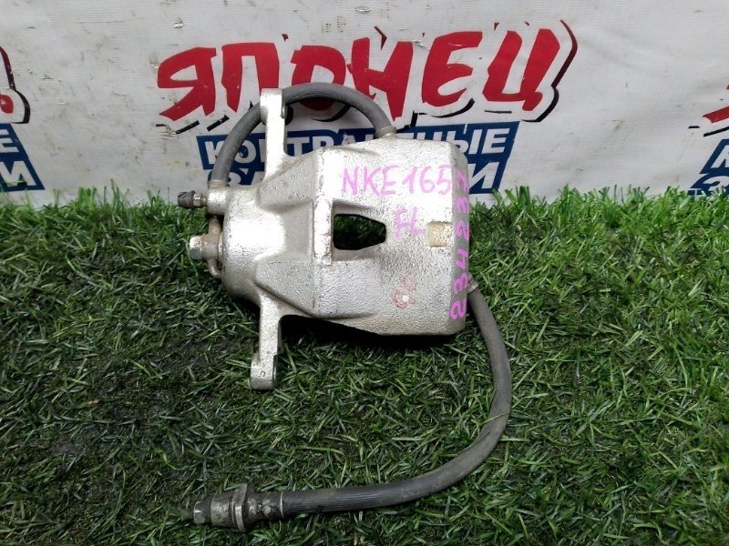 Суппорт TOYOTA COROLLA FIELDER NKE165 1NZ-FXE передний левый (б/у)