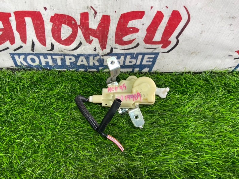Замок багажника TOYOTA VITZ NCP95 2NZ-FE (б/у)