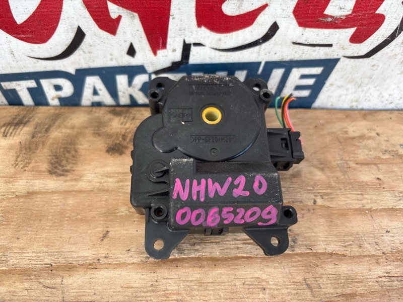 Сервопривод заслонок печки TOYOTA PRIUS NHW20 1NZ-FXE (б/у)