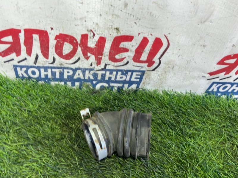 Патрубок воздушного фильтра TOYOTA PRIUS ZVW30 2ZR-FXE (б/у)