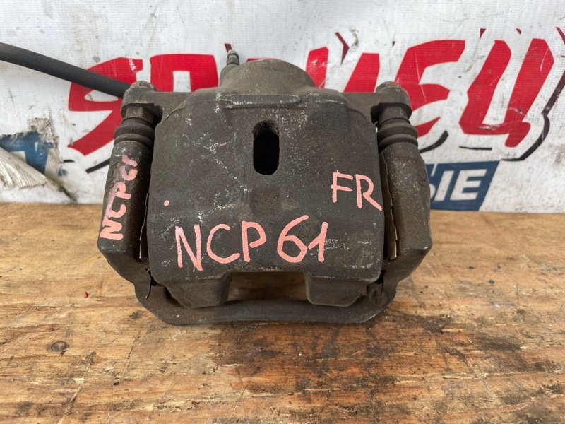 Суппорт TOYOTA IST NCP61 1NZ-FE передний правый (б/у)