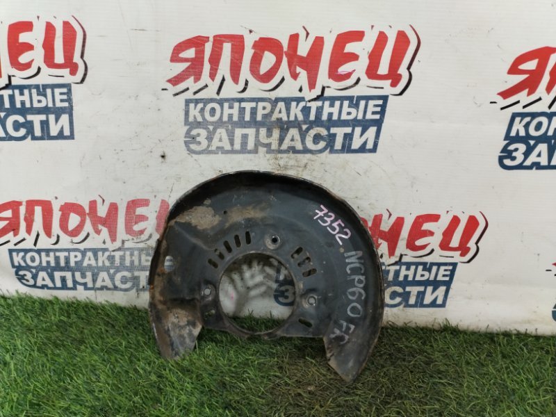 Щиток тормозного диска TOYOTA IST NCP60 2NZ-FE передний правый (б/у)