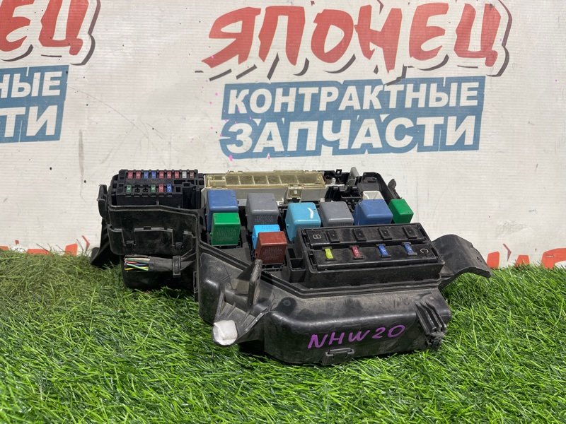 Блок предохранителей под капот TOYOTA PRIUS NHW20 1NZ-FXE (б/у)